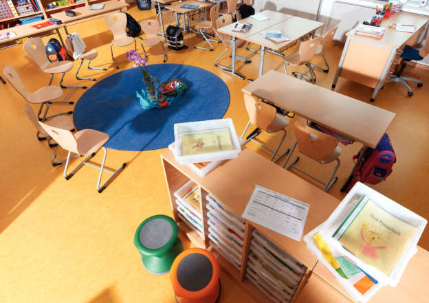 Lern- und Arbeitsraum Klassenzimmer.