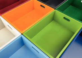 Stabile Materialboxen aus Holz und Kunststoff.